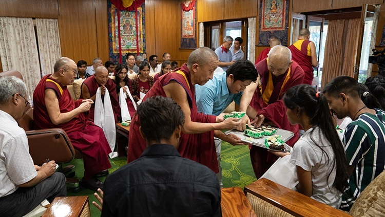 Его Святейшество Далай-лама угощает именинным тортом представителей, сотрудников и студентов фонда «Тонглен». Фото: Тензин Чойджор.