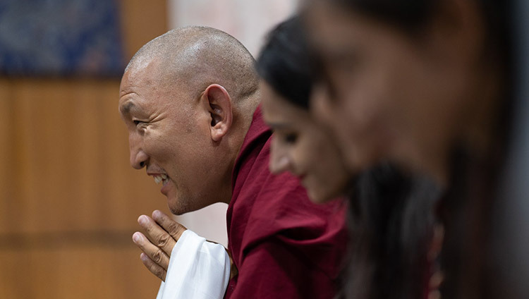 Основатель фонда «Тонглен» досточтимый Джамьянг слушает наставления Его Святейшества Далай-ламы. Фото: Тензин Чойджор.
