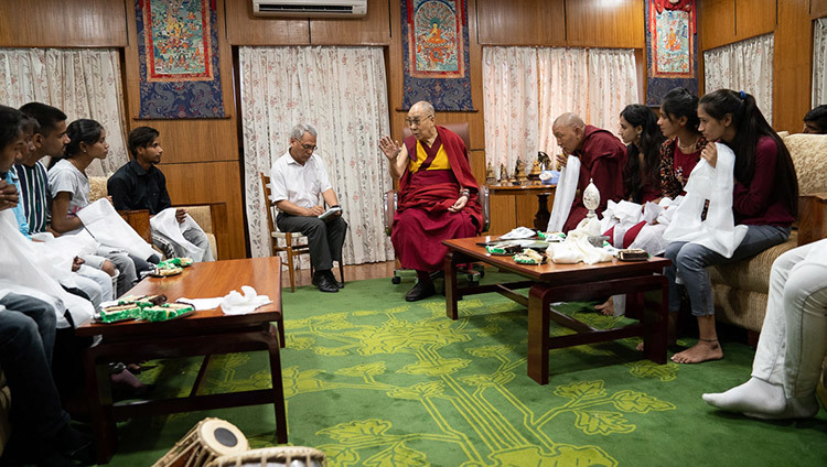 Его Святейшество Далай-лама дарует наставления представителям, сотрудникам и студентам фонда «Тонглен». Фото: Тензин Чойджор.