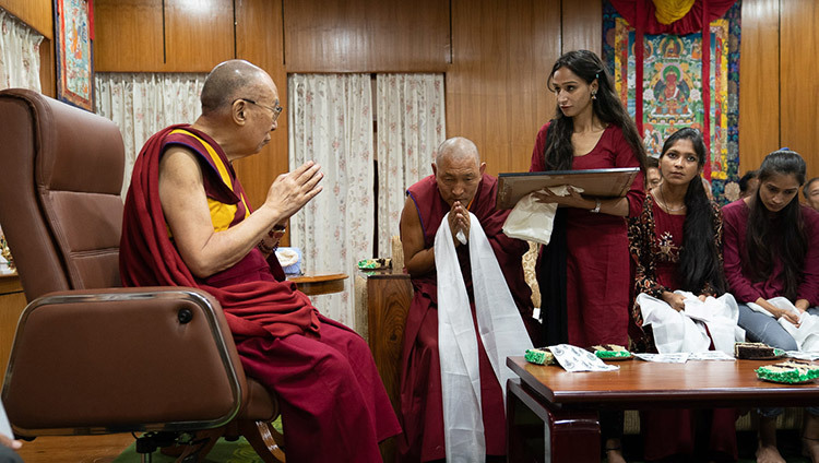 Одна из старших студенток фонда «Тонглен» читает благодарственное письмо Его Святейшеству Далай-ламе. Фото: Тензин Чойджор.