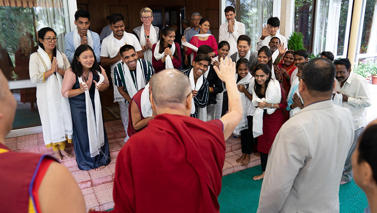 Его Святейшество Далай-лама прощается с представителями, сотрудниками и студентами фонда «Тонглен» по завершении встречи, организованной в его резиденции. Фото: Тензин Чойджор.