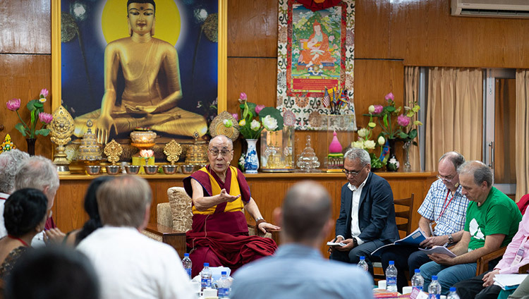 Его Святейшество Далай-лама обращается к участникам конференции «Образование человека в 3-м тысячелетии». Фото: Тензин Чойджор.