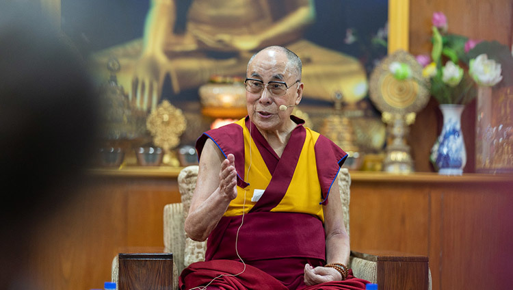 Его Святейшество Далай-лама отвечает на вопросы участников конференции «Образование человека в 3-м тысячелетии». Фото: Тензин Чойджор.