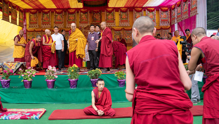 Монахи проводят показательный философский диспут по прибытии Его Святейшества Далай-ламы на площадку учений в Манали. Фото: Тензин Чойджор (офис ЕСДЛ).