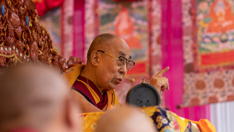 Его Святейшество Далай-лама во время первого дня учений в Манали. Фото: Тензин Чойджор (офис ЕСДЛ).