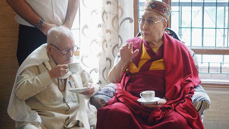 По дороге в Манали Его Святейшество Далай-лама пьет чай во время визита к одному из своих стародавних друзей. Штат Химачал-Прадеш, Индия. 10 августа 2019 г. Фото: Джереми Рассел.