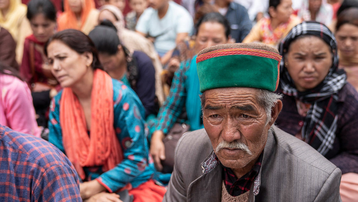 Верующие слушают учения Его Святейшества Далай-ламы в Манали. Фото: Тензин Чойджор (офис ЕСДЛ).