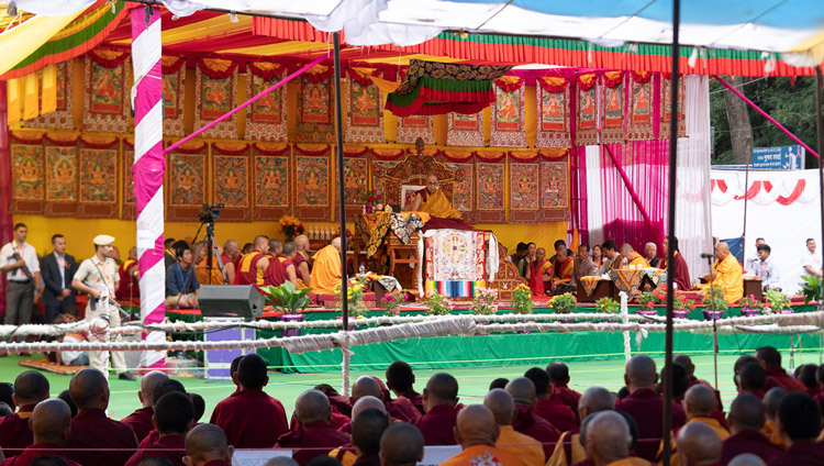 Вид на сцену во время первого дня учений Его Святейшества Далай-ламы в Манали. Фото: Тензин Чойджор (офис ЕСДЛ).