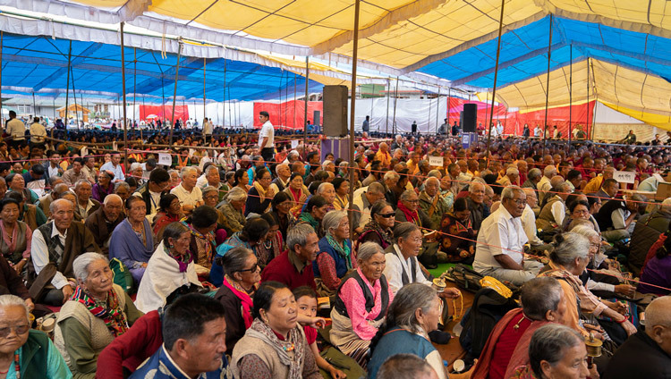Вид на площадку, на которой собрались более 5000 человек, чтобы послушать учения Его Святейшества Далай-ламы. Фото: Тензин Чойджор (офис ЕСДЛ).