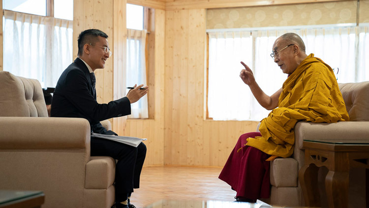 Его Святейшество Далай-лама дает интервью тайваньскому телеканалу Хакка в монастыре Он Нгари. Фото: Тензин Чойджор (офис ЕСДЛ).