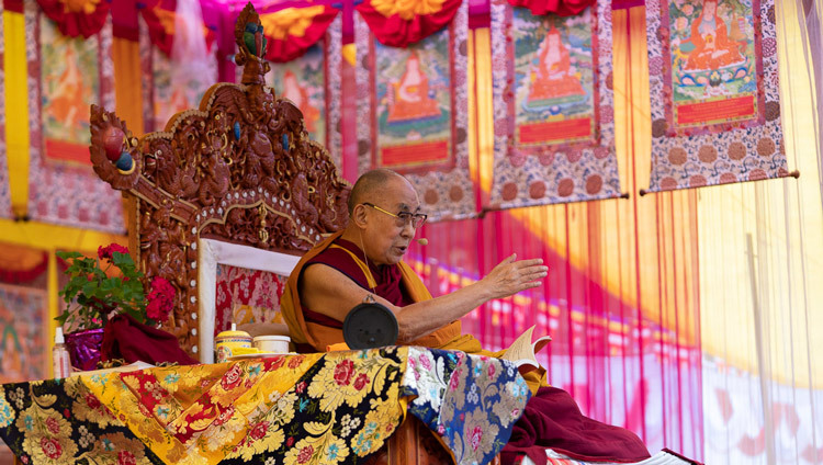 Его Святейшество Далай-лама во время второго дня учений в Манали. Фото: Тензин Чойджор (офис ЕСДЛ).