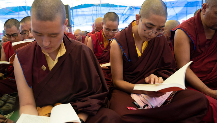 Монахини следят за текстом во время второго дня учений Его Святейшества Далай-ламы в Манали. Фото: Тензин Чойджор (офис ЕСДЛ).