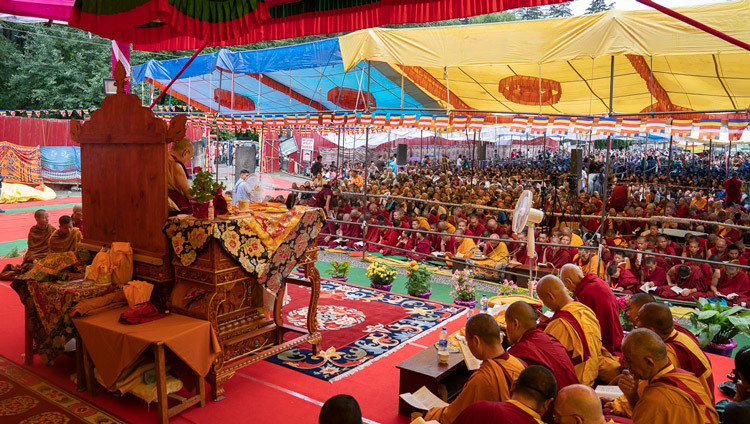 Вид со сцены на площадку, где собрались верующие, во время второго дня учений Его Святейшества Далай-ламы. Фото: Тензин Чойджор (офис ЕСДЛ).