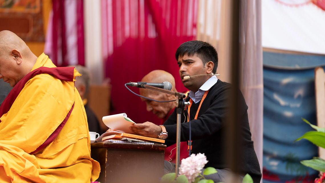 Переводчик на хинди во время второго дня учений Его Святейшества Далай-ламы в Манали. Фото: Тензин Чойджор (офис ЕСДЛ).