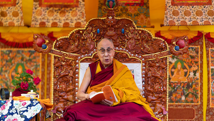 Его Святейшество Далай-лама дарует учения по сочинению Нагарджуны «Комментарий по бодхичитте». Фото: Тензин Чойджор (офис ЕСДЛ).
