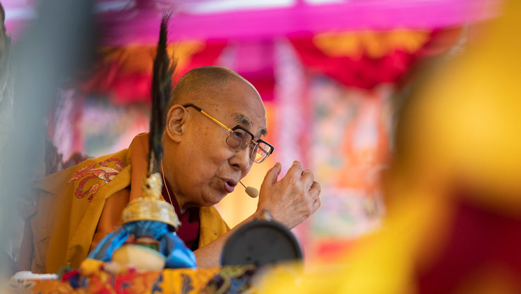 Его Святейшество Далай-лама читает краткую вступительную лекцию перед посвящением Махакаруники Локешвары. Фото: Тензин Чойджор (офис ЕСДЛ).