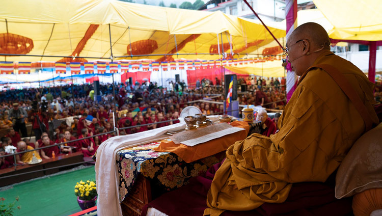 Его Святейшество Далай-лама дарует наставления во время посвящения Махакаруники Локешвары. Фото: Тензин Чойджор (офис ЕСДЛ).
