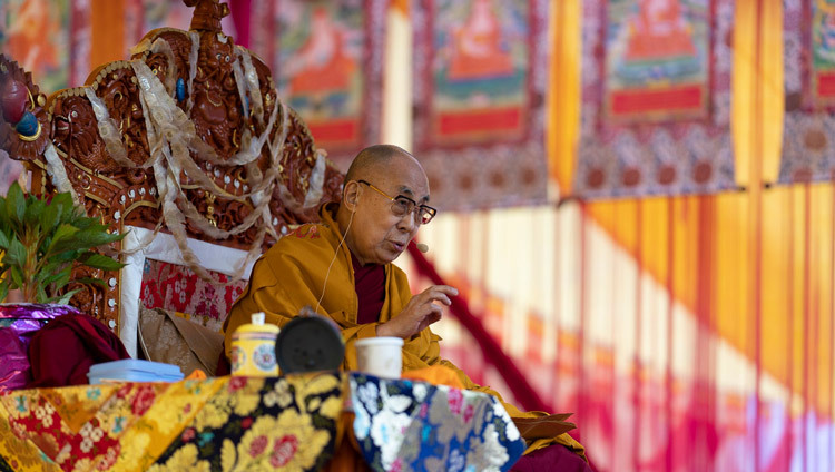 Его Святейшество Далай-лама обращается к слушателям во время заключительного дня учений в Манали. Фото: Тензин Чойджор (офис ЕСДЛ).