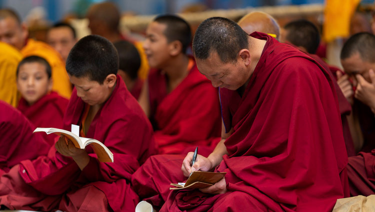 Монахи следят за текстом в ходе заключительного дня учений Его Святейшества Далай-ламы в Манали. Фото: Тензин Чойджор (офис ЕСДЛ).