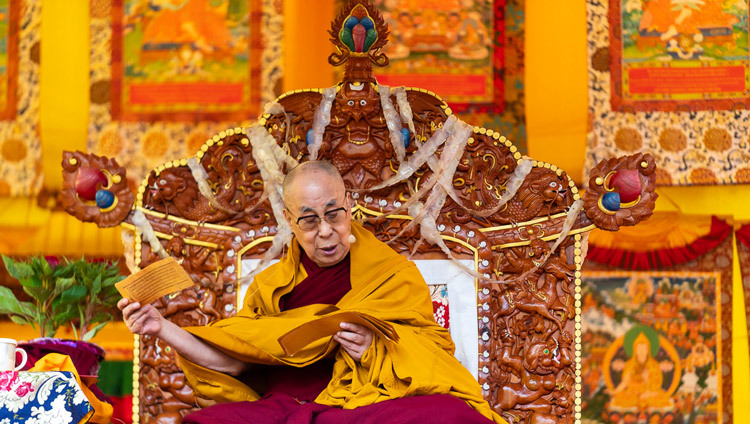 Его Святейшество Далай-лама читает строфы сочинения во время заключительного дня учений в Манали. Фото: Тензин Чойджор (офис ЕСДЛ).