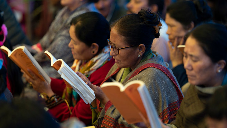 Верующие следят за текстом в ходе заключительного дня учений Его Святейшества Далай-ламы в Манали. Фото: Тензин Чойджор (офис ЕСДЛ).