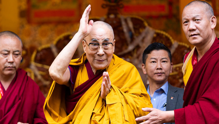 По завершении учений в Манали Его Святейшество Далай-лама машет верующим рукой на прощание. Фото: Тензин Чойджор (офис ЕСДЛ).