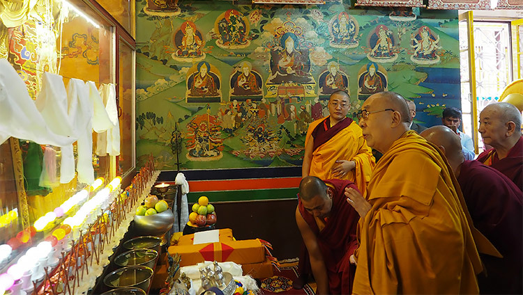 По прибытии в монастырь Он Нгари Его Святейшество Далай-лама молится у статуй Будды и Авалокитешвары. Фото: Джереми Расселл (офис ЕСДЛ).