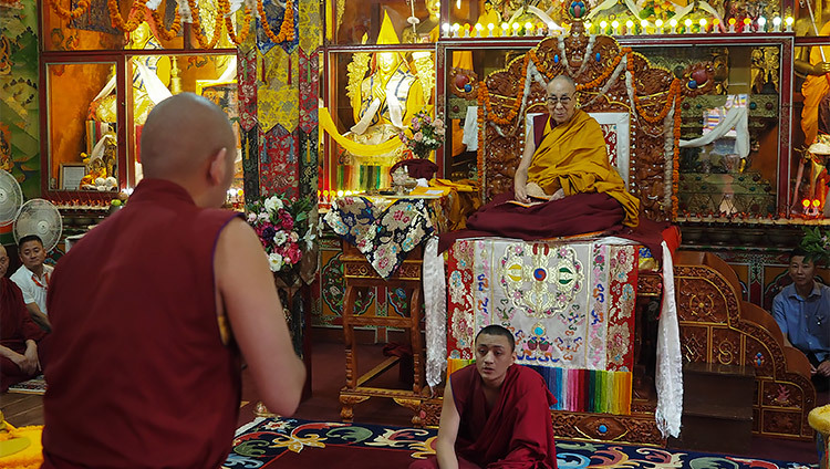 Монахи проводят философский диспут во время визита Его Святейшества Далай-ламы в монастырь Он Нгари. Фото: Джереми Расселл (офис ЕСДЛ).