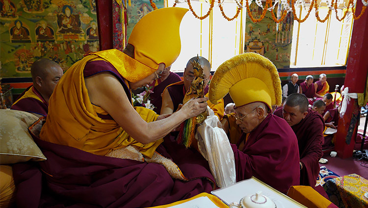 Настоятель монастыря Он Нгари Лобсанг Самтен совершает традиционные подношения во время молебна о долгой жизни Его Святейшества Далай-ламы. Фото: дост. Тензин Джампхел (офис ЕСДЛ).