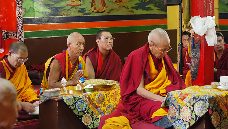 Старшие монахи монастыря Он Нгари слушают наставления Его Святейшества Далай-ламы. Фото: Джереми Расселл (офис ЕСДЛ).