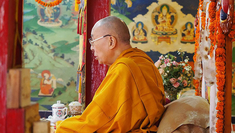 Его Святейшество Далай-лама дарует наставления монахам во время визита в монастырь Он Нгари. Фото: дост. Тензин Джампхел (офис ЕСДЛ).