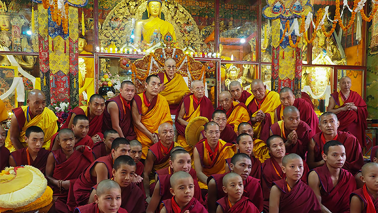 Его Святейшество Далай-лама фотографируется с монахами монастыря Он Нгари. Фото: Джереми Расселл (офис ЕСДЛ).