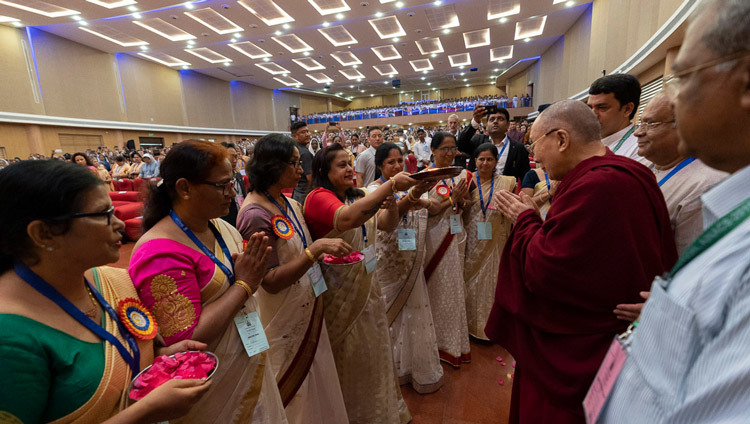 Его Святейшеству Далай-ламе подносят традиционное приветствие по прибытии в конференц-центр имени отца Мюллера на 52-й национальный конгресс Всеиндийской ассоциации католических школ. Фото: Тензин Чойджор (офис ЕСДЛ).