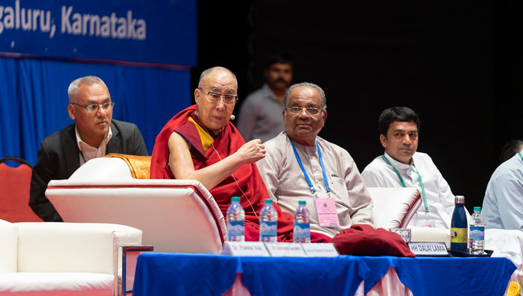 Его Святейшество Далай-лама обращается к слушателям во время утренней сессии 52-го национального конгресса Всеиндийской ассоциации католических школ. Фото: Тензин Чойджор (офис ЕСДЛ).