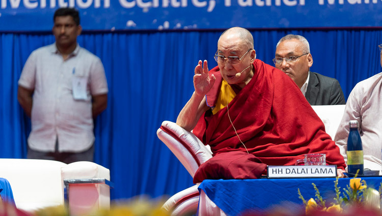 Его Святейшество Далай-лама отвечает на вопросы во время утренней сессии 52-го национального конгресса Всеиндийской ассоциации католических школ. Фото: Тензин Чойджор (офис ЕСДЛ).