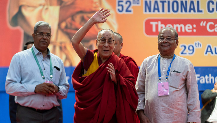 По завершении утренней сессии 52-го национального конгресса Всеиндийской ассоциации католических школ Его Святейшество Далай-лама машет слушателям рукой на прощание. Фото: Тензин Чойджор (офис ЕСДЛ).