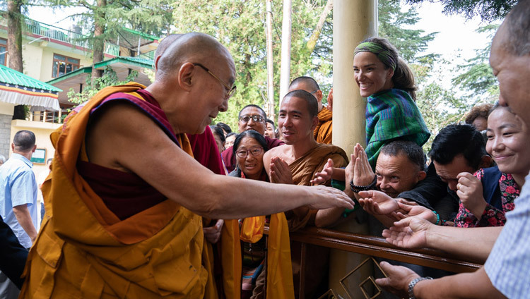 Его Святейшество Далай-лама приветствует верующих по прибытии в главный тибетский храм в начале первого дня учений, организованных по просьбе буддистов из стран Азии. Фото: Тензин Чойджор (офис ЕСДЛ).