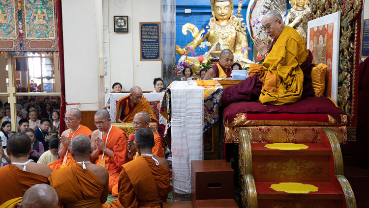 Тайские монахи поют строфы восхваления Будде на пали в начале первого дня учений Его Святейшества Далай-ламы, организованных по просьбе буддистов из стран Азии. Фото: Тензин Чойджор (офис ЕСДЛ).