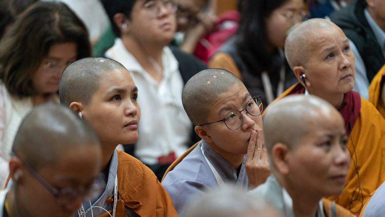 Слушатели из стран Азии, собравшиеся в главном тибетском храме на учения Его Святейшества Далай-ламы. Фото: Тензин Чойджор (офис ЕСДЛ).