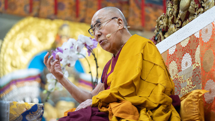 Его Святейшество Далай-лама во время первого дня учений, организованных по просьбе буддистов из стран Азии. Фото: Тензин Чойджор (офис ЕСДЛ).