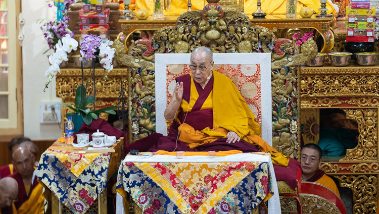 Его Святейшество Далай-лама во время первого дня учений, организованных по просьбе буддистов из стран Азии. Фото: Тензин Чойджор (офис ЕСДЛ).