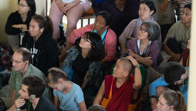Верующие, расположившиеся на веранде главного тибетского храма, смотрят на большом экране прямую трансляцию учений Его Святейшества Далай-ламы. Фото: Тензин Чойджор (офис ЕСДЛ).