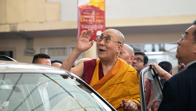 Его Святейшество Далай-лама машет слушателям на прощание по завершении первого дня учений, организованных по просьбе буддистов из стран Азии. Фото: Тензин Чойджор (офис ЕСДЛ).