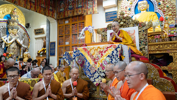 Тайские монахи читают Мангала-сутру на пали в начале второго дня учений Его Святейшества Далай-ламы, организованных для буддистов из стран Азии. Фото: Тензин Чойджор.