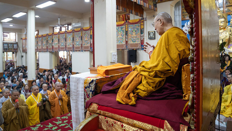 Монахи и миряне из Вьетнама читают Сутру сердца на вьетнамском языке в начале второго дня учений Его Святейшества Далай-ламы, организованных для буддистов из стран Азии. Фото: Тензин Чойджор.