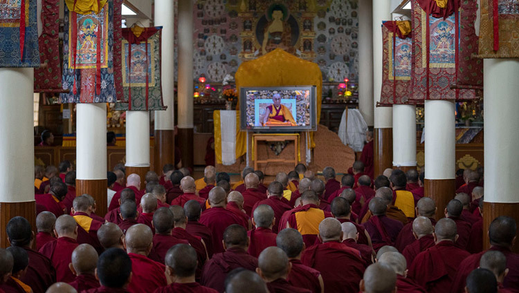 Слушатели, собравшиеся в храме Калачакры, смотрят прямую трансляцию учений Его Святейшества Далай-ламы. Фото: Маттео Пассигато.