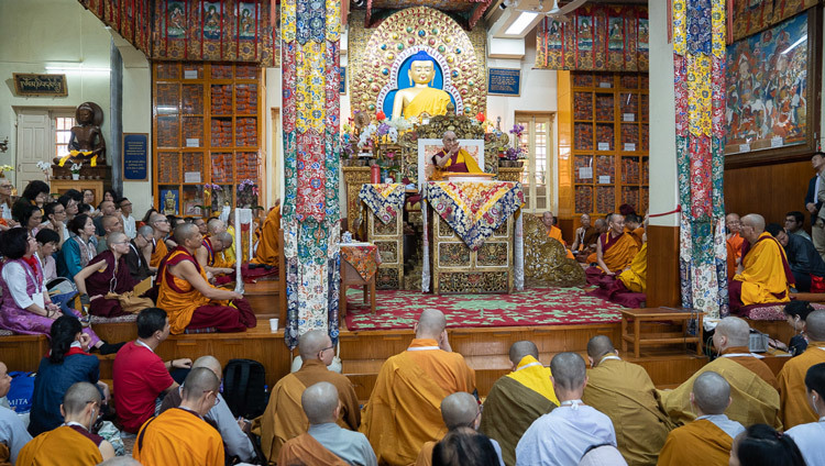 Вид на главный тибетский храм во время второго дня учений Его Святейшества Далай-ламы, организованных для буддистов из стран Азии. Фото: Тензин Чойджор.
