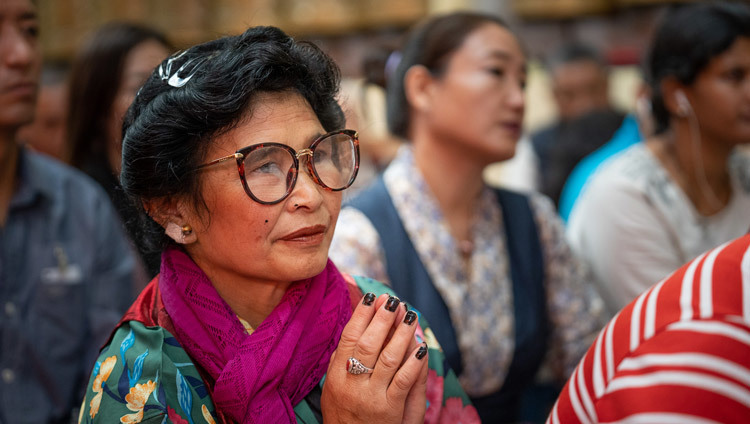 Верующие слушают Его Святейшество Далай-ламу во время третьего дня учений, организованных по просьбе буддистов из стран Азии. Фото: Маттео Пассигато.