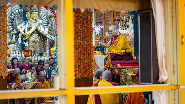 Его Святейшество Далай-лама дарует учения в главном тибетском храме. Фото: Маттео Пассигато.