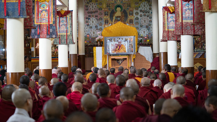Монахи, собравшиеся в храме Калачакры, смотрят прямую трансляцию учений Его Святейшества Далай-ламы. Фото: Маттео Пассигато.